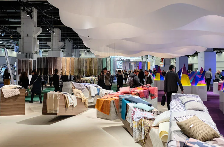Heimtextil fuar salonunda stantlar ve uluslararası alıcı trafiği